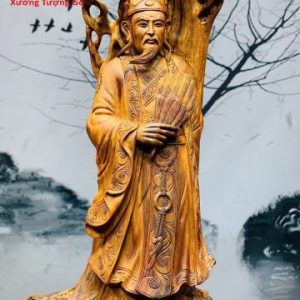 Khổng Minh đứng tùng gỗ sưa.