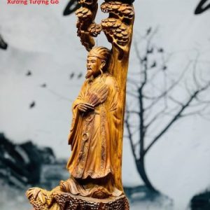 Khổng Minh đứng tùng gỗ sưa.