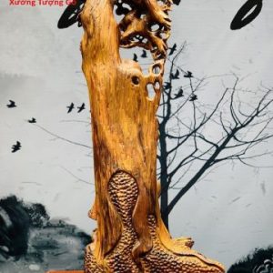 Khổng Minh đứng tùng gỗ sưa.