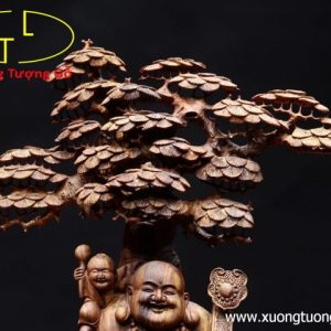Di Lặc ngũ phúc cầm gậy như ý đứng tùng gỗ sưa. Di Lặc ngũ phúc cầm gậy như ý đứng tùng gỗ sưa.
