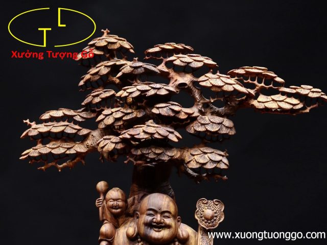 Di Lặc ngũ phúc cầm gậy như ý đứng tùng gỗ sưa. Di Lặc ngũ phúc cầm gậy như ý đứng tùng gỗ sưa.