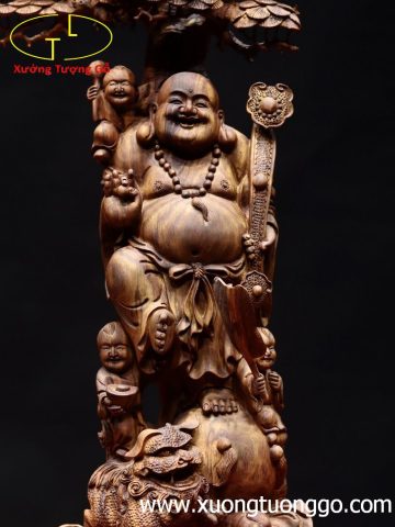 Di Lặc ngũ phúc cầm gậy như ý đứng tùng gỗ sưa. Di Lặc ngũ phúc cầm gậy như ý đứng tùng gỗ sưa.