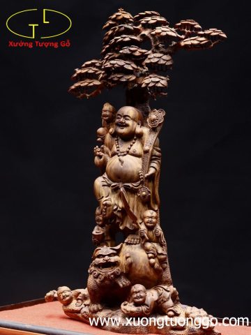 Di Lặc ngũ phúc cầm gậy như ý đứng tùng gỗ sưa. Di Lặc ngũ phúc cầm gậy như ý đứng tùng gỗ sưa.