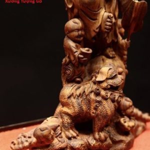 Di Lặc ngũ phúc cầm gậy như ý đứng tùng gỗ sưa. Di Lặc ngũ phúc cầm gậy như ý đứng tùng gỗ sưa.