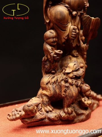 Di Lặc ngũ phúc cầm gậy như ý đứng tùng gỗ sưa. Di Lặc ngũ phúc cầm gậy như ý đứng tùng gỗ sưa.