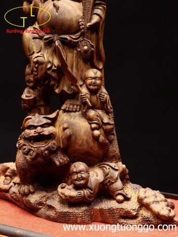 Di Lặc ngũ phúc cầm gậy như ý đứng tùng gỗ sưa. Di Lặc ngũ phúc cầm gậy như ý đứng tùng gỗ sưa.