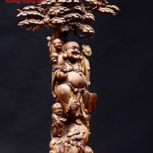 Di Lặc ngũ phúc cầm gậy như ý đứng tùng gỗ sưa. Di Lặc ngũ phúc cầm gậy như ý đứng tùng gỗ sưa.