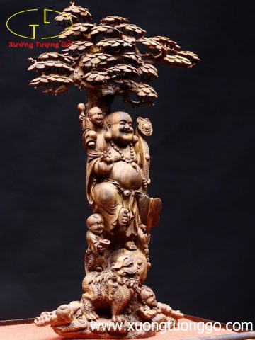 Di Lặc ngũ phúc cầm gậy như ý đứng tùng gỗ sưa. Di Lặc ngũ phúc cầm gậy như ý đứng tùng gỗ sưa.