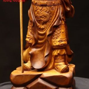 Quan Công chống đao gỗ bách xanh. Quan Công chống đao gỗ bách xanh.