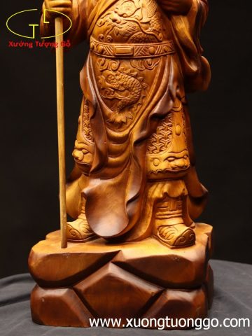 Quan Công chống đao gỗ bách xanh. Quan Công chống đao gỗ bách xanh.