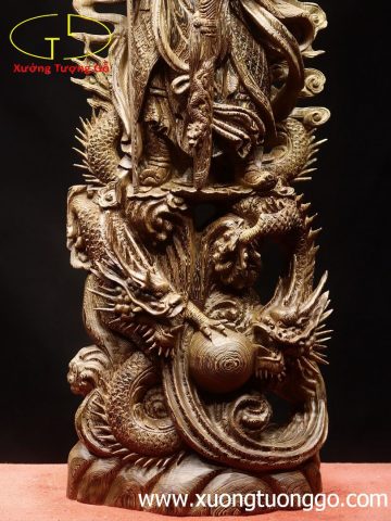 Quan công ngự Tam long gỗ mun đuôi công. Quan công ngự Tam long gỗ mun đuôi công.