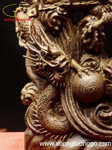 Quan công ngự Tam long gỗ mun đuôi công. Quan công ngự Tam long gỗ mun đuôi công.
