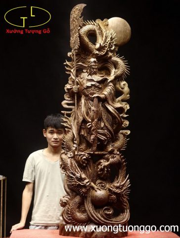 Quan công ngự Tam long gỗ mun đuôi công. Quan công ngự Tam long gỗ mun đuôi công.
