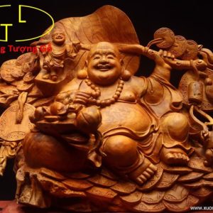 Di Lặc tam tiểu vác lá gỗ hương.