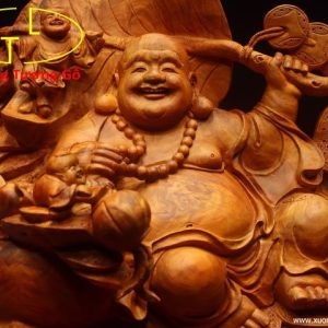 Di Lặc tam tiểu vác lá gỗ hương.