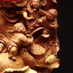 Di Lặc ngũ tiểu vác gậy như ý nu hương. Di Lặc ngũ tiểu vác gậy như ý nu hương.