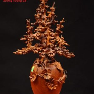 Bình mai gỗ hương.