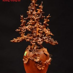 Bình mai gỗ hương.