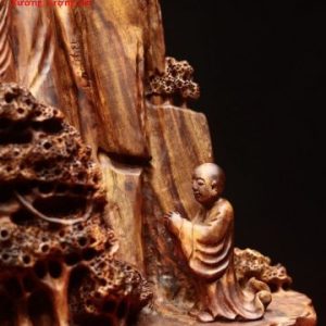 Nhất tâm bái Phật gỗ sưa