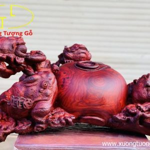 Ngũ cóc trấn chum gỗ trắc đỏ đen.
