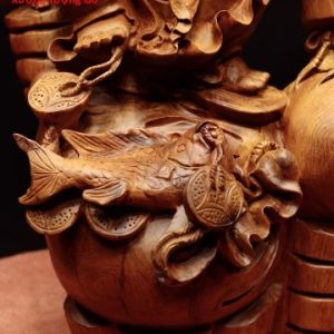 Di Lặc đứng bao tiền cá chép gỗ hương. Di Lặc đứng bao tiền cá chép gỗ hương.