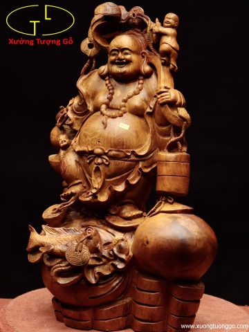 Di Lặc đứng bao tiền cá chép gỗ hương. Di Lặc đứng bao tiền cá chép gỗ hương.