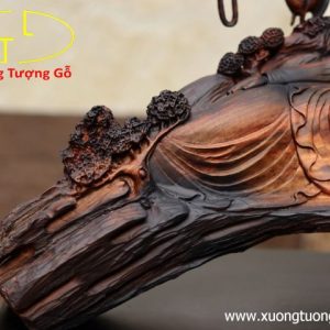 Nhất tâm bái Phật( tượng Phật gỗ) trắc