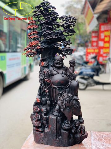 Di Lặc tam tiểu đứng gốc tùng nghê trắc. Di Lặc tam tiểu đứng gốc tùng nghê trắc.