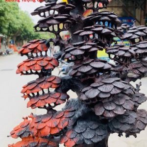 Di Lặc tam tiểu đứng gốc tùng nghê trắc. Di Lặc tam tiểu đứng gốc tùng nghê trắc.