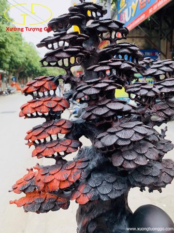 Di Lặc tam tiểu đứng gốc tùng nghê trắc. Di Lặc tam tiểu đứng gốc tùng nghê trắc.
