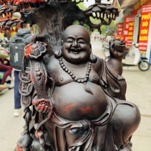 Di Lặc tam tiểu đứng gốc tùng nghê trắc. Di Lặc tam tiểu đứng gốc tùng nghê trắc.