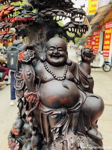 Di Lặc tam tiểu đứng gốc tùng nghê trắc. Di Lặc tam tiểu đứng gốc tùng nghê trắc.