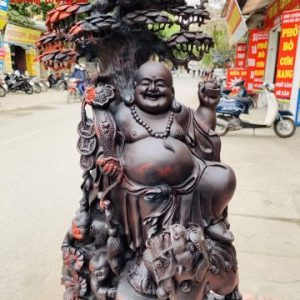 Di Lặc tam tiểu đứng gốc tùng nghê trắc. Di Lặc tam tiểu đứng gốc tùng nghê trắc.