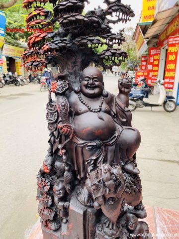 Di Lặc tam tiểu đứng gốc tùng nghê trắc. Di Lặc tam tiểu đứng gốc tùng nghê trắc.