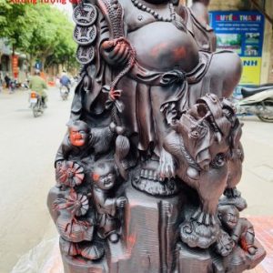 Di Lặc tam tiểu đứng gốc tùng nghê trắc. Di Lặc tam tiểu đứng gốc tùng nghê trắc.