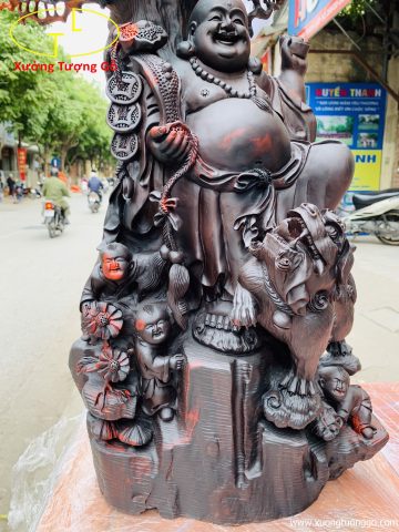 Di Lặc tam tiểu đứng gốc tùng nghê trắc. Di Lặc tam tiểu đứng gốc tùng nghê trắc.