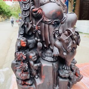 Di Lặc tam tiểu đứng gốc tùng nghê trắc. Di Lặc tam tiểu đứng gốc tùng nghê trắc.