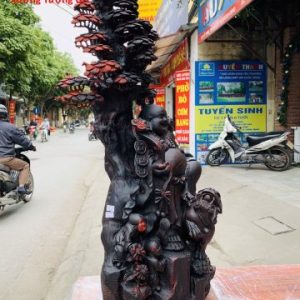 Di Lặc tam tiểu đứng gốc tùng nghê trắc. Di Lặc tam tiểu đứng gốc tùng nghê trắc.