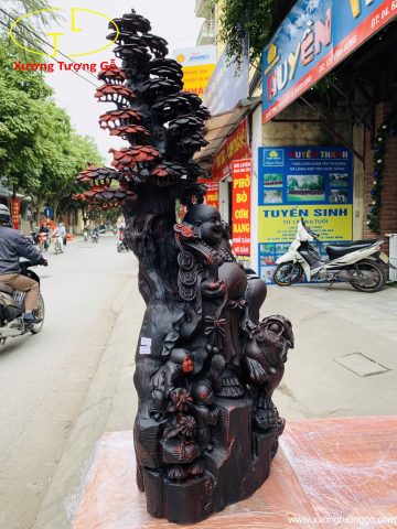 Di Lặc tam tiểu đứng gốc tùng nghê trắc. Di Lặc tam tiểu đứng gốc tùng nghê trắc.