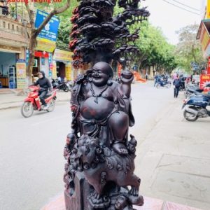 Di Lặc tam tiểu đứng gốc tùng nghê trắc. Di Lặc tam tiểu đứng gốc tùng nghê trắc.