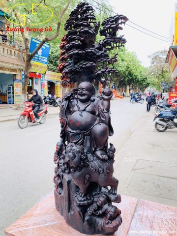 Di Lặc tam tiểu đứng gốc tùng nghê trắc. Di Lặc tam tiểu đứng gốc tùng nghê trắc.