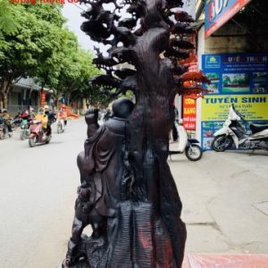 Di Lặc tam tiểu đứng gốc tùng nghê trắc. Di Lặc tam tiểu đứng gốc tùng nghê trắc.