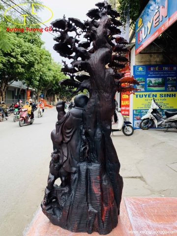 Di Lặc tam tiểu đứng gốc tùng nghê trắc. Di Lặc tam tiểu đứng gốc tùng nghê trắc.
