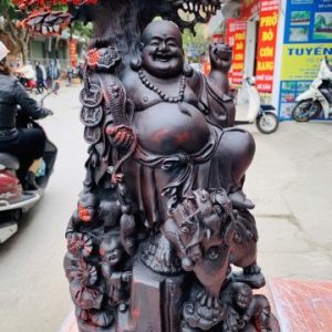 Di Lặc tam tiểu đứng gốc tùng nghê trắc. Di Lặc tam tiểu đứng gốc tùng nghê trắc.