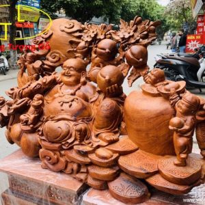 Di Lặc ngũ tiểu vác đào ngồi tiền hương ta. Di Lặc ngũ tiểu vác đào ngồi tiền hương ta.