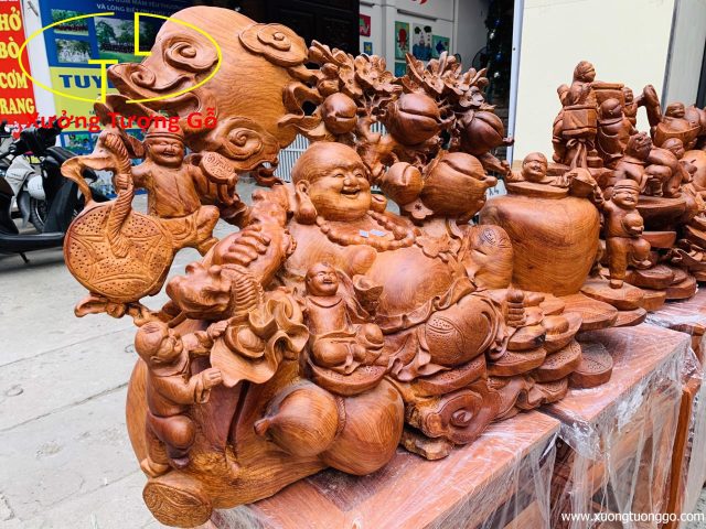 Di Lặc ngũ tiểu vác đào ngồi tiền hương ta. Di Lặc ngũ tiểu vác đào ngồi tiền hương ta.