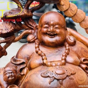 Di Lặc tam tiểu vác nấm gỗ hương.
