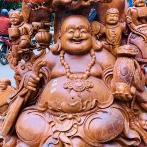 Di Lặc cửu tiểu ngồi tùng gỗ hương ta. Di Lặc cửu tiểu ngồi tùng gỗ hương ta.