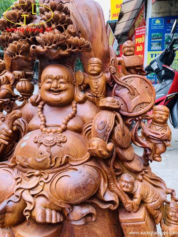 Di Lặc cửu tiểu ngồi tùng gỗ hương ta. Di Lặc cửu tiểu ngồi tùng gỗ hương ta.