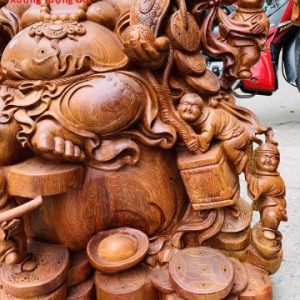 Di Lặc cửu tiểu ngồi tùng gỗ hương ta. Di Lặc cửu tiểu ngồi tùng gỗ hương ta.